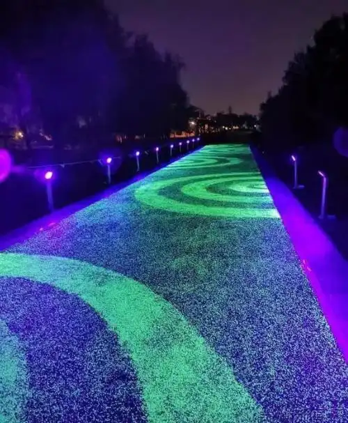 之所以称之为荧光塑胶跑道,是因为它使用了夜光石或者发光粉这种材质