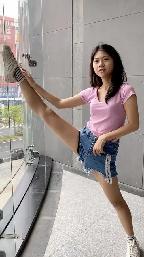 一字马女生,喜欢吗?