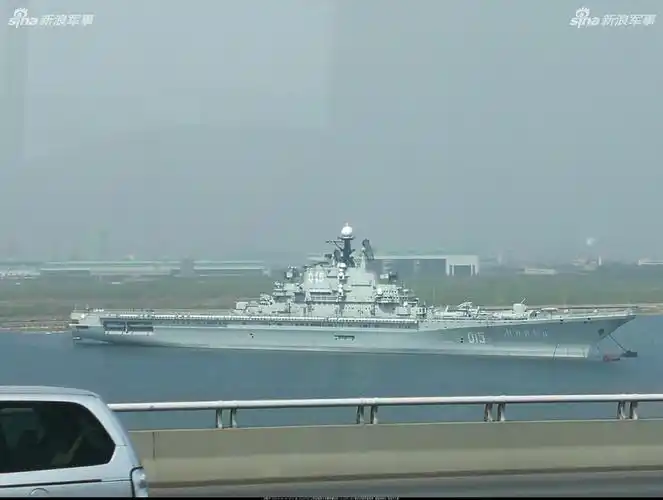 结局悲凉:停在中国南通苏通大桥旁的明期克航母_高清图集_新浪网