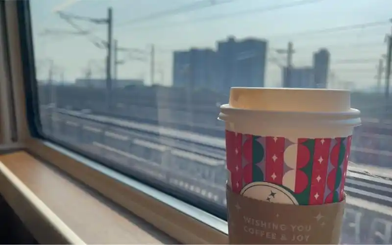 高铁窗边适合有一杯星巴巴的饮品