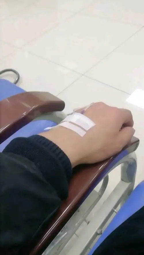 感冒了 发烧39.5   一个人在医院挂水