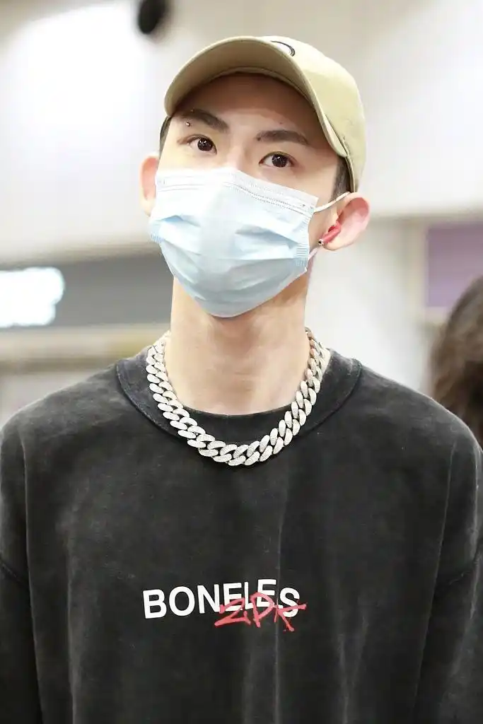 王琳凯全黑look现身机场金属链子配眉钉个性十足