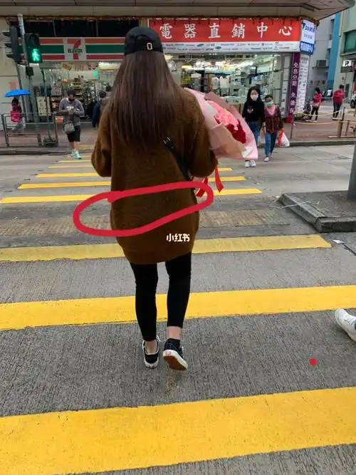 就是腰那个位置肉突出来两块