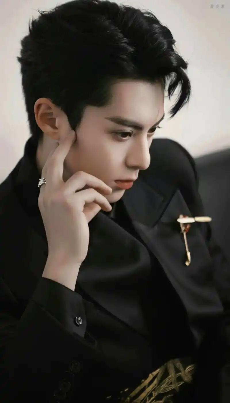 装帅哥好累 还好他是真帅哥#王鹤棣#向全世界安利王鹤棣 #侧 - 抖音