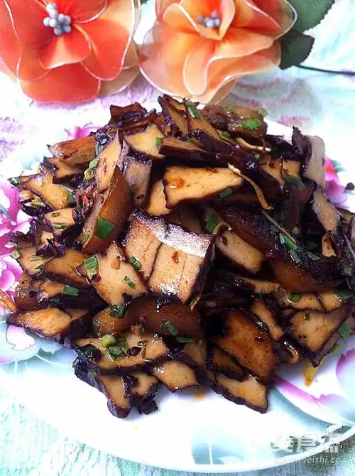 肥肉片爆炒出油 倒入姜丝香干片,翻炒 倒入适量豆豉 翻炒均匀 撒上