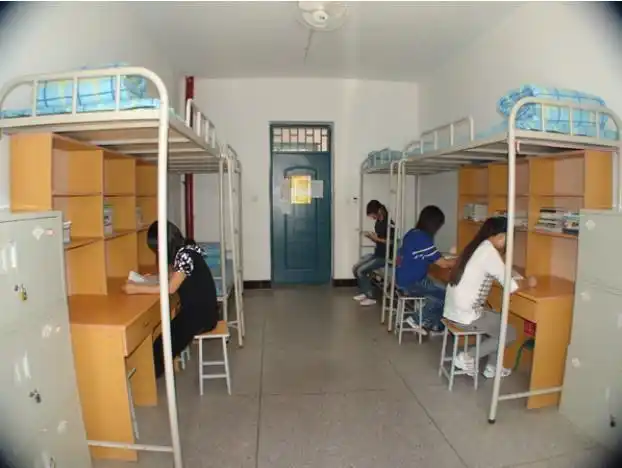 有个喜欢唱歌但是唱得很难听的舍友是怎样的一种体验呢?