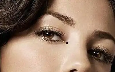 女人右眼山根处两个内眼角有痣