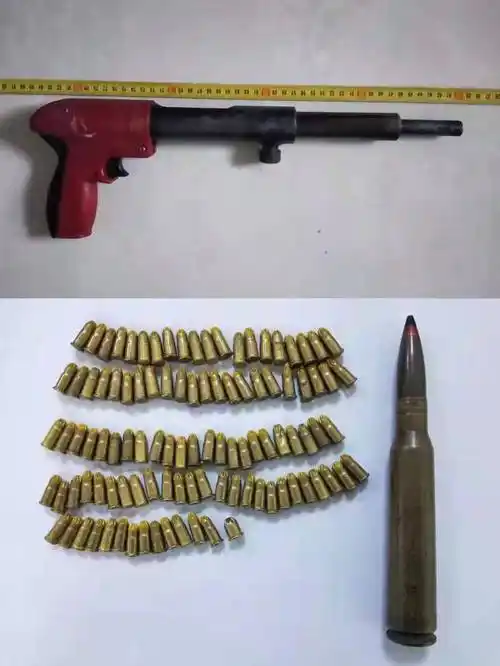 蒲城一村民主动向警方上缴一支射钉枪,数枚射钉弹及一枚子弹_李先生