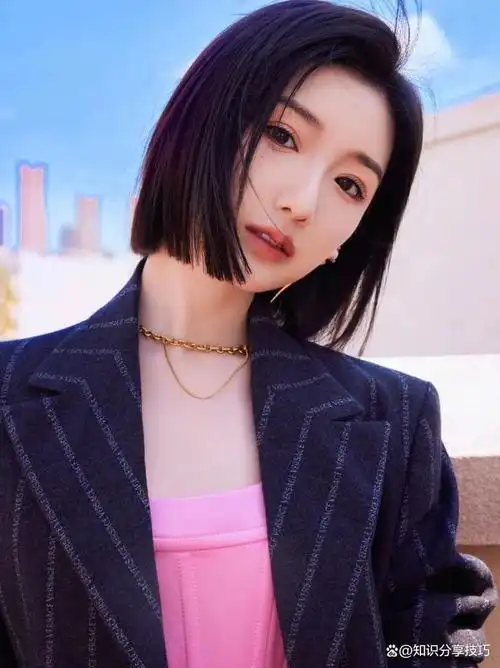 毛晓彤短发的魅力在于其冷艳与甜美并存,给人