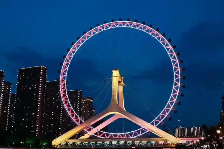 "天津之眼"摩天轮的夜景.(图/unsplash)