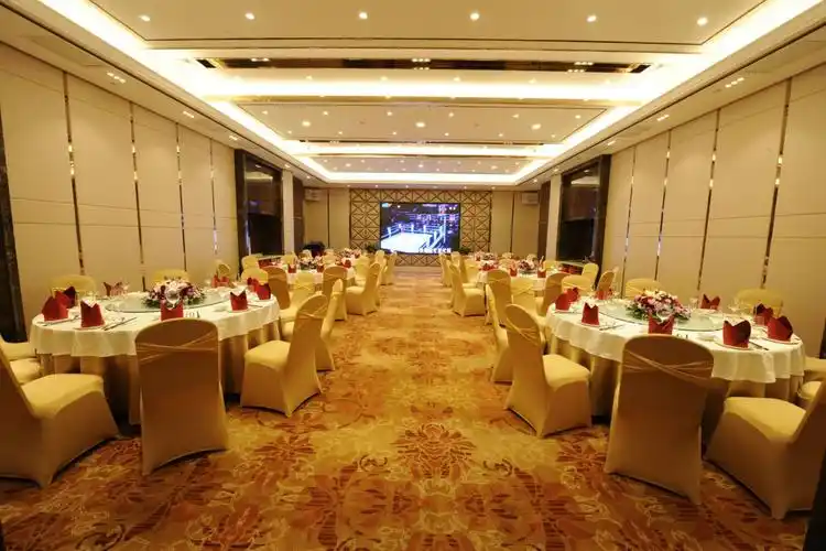 最多可容纳60~90人的小型宴会厅.