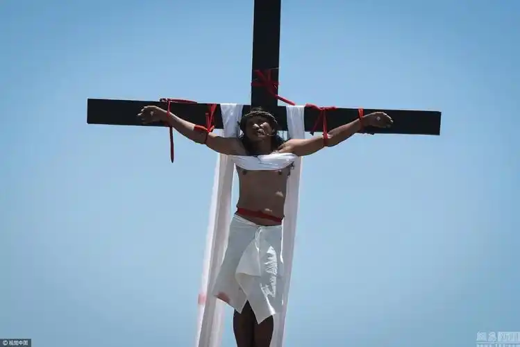 菲律宾庆耶稣受难日 教徒被钉上十字架
