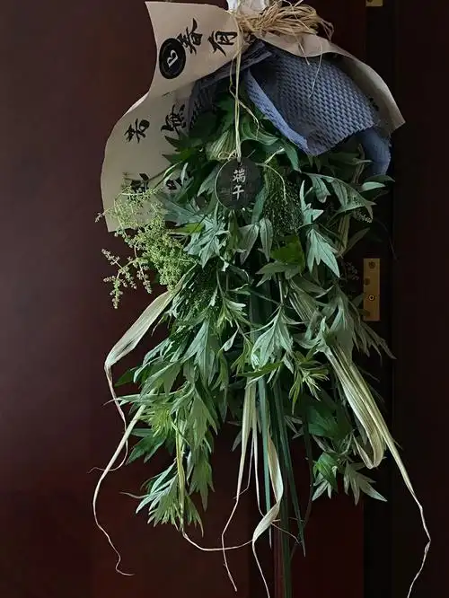 端午安康门头少不了的艾草菖蒲挂起来