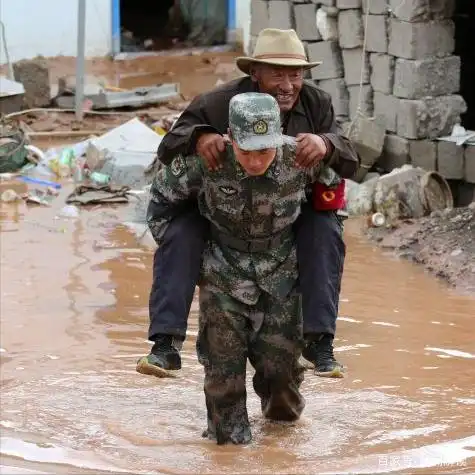 泪目:中国军人抗洪抢险震撼人心,让美军敬畏的不止战斗力
