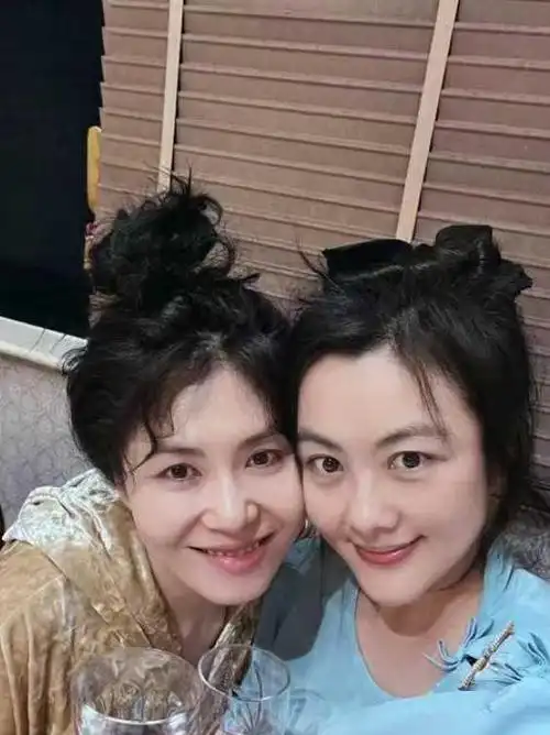 49岁李健高调秀恩爱,与妻子孟小蓓首次高清正脸曝光,笑容灿烂|甜蜜