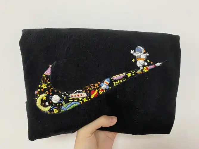 nike刺绣 星空宇航员附过程细节图_刺绣_星空_耐克怎么样_果酱_缎面
