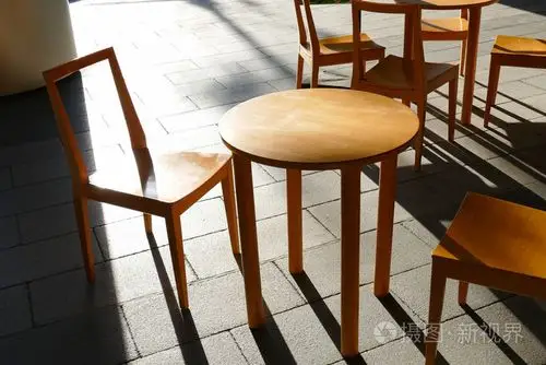 带阳光和阴影的木椅和桌子