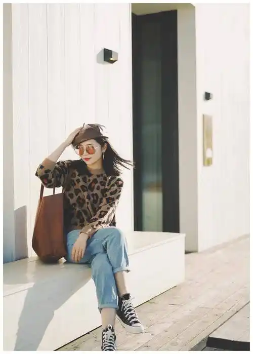 "女神博主"秋季穿搭,用牛仔裤搭配豹纹上衣和贝雷帽,酷炫个性_时尚