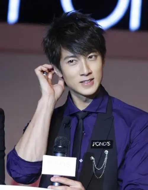 44岁的吴尊罕见登热搜,自曝心率超缓引关注,定居中国享新生活