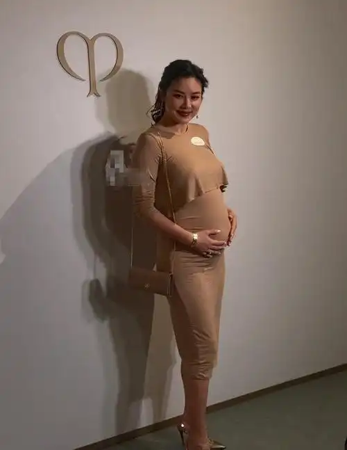 看到乐基儿孕味十足的模样,不禁令人感慨:这才是女明星怀孕的真实状态