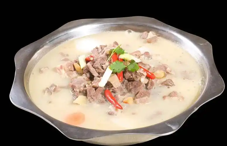 先要切段,然以后浸泡九个小时,这个步骤不能少,否则羊肉火锅就会有一