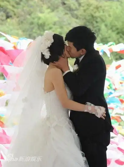 图文谢娜张杰婚礼新人热吻