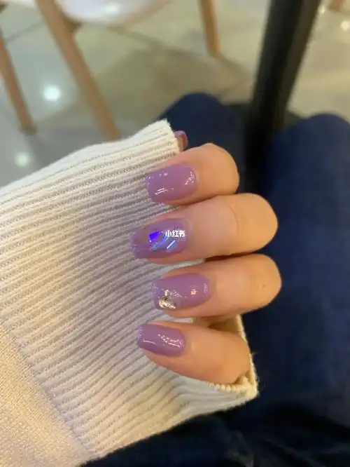 紫色指甲太显手黑了吧