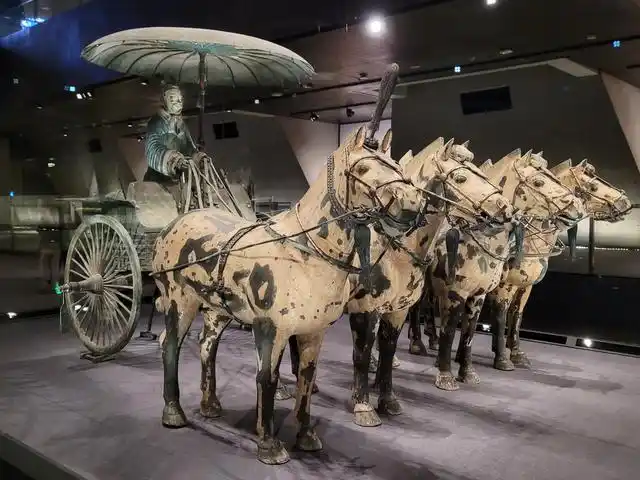 秦始皇陵的铜车马全景呈现