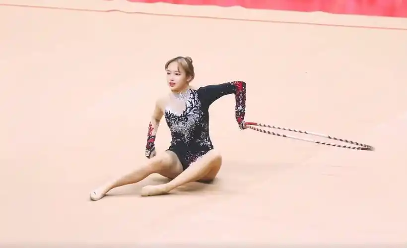 失去了精修待遇,没有ps的身材成了亮点_表演_体操_王一博