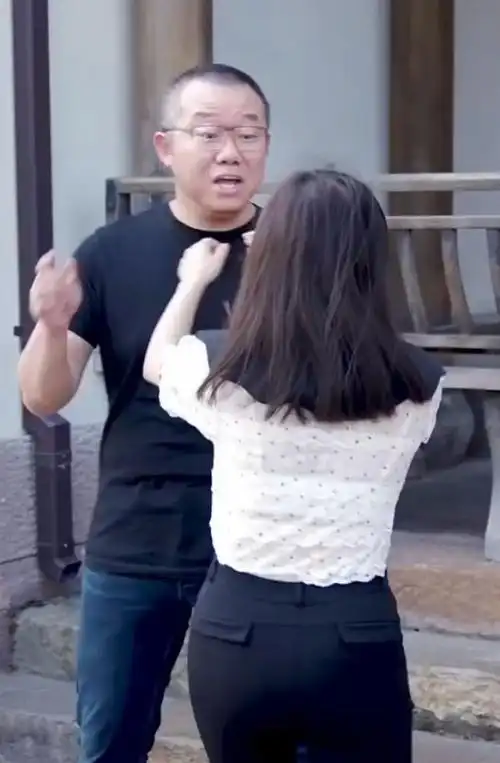 涂磊与小9岁老婆牵手秀恩爱否认结三次婚夫妻同框似隔辈