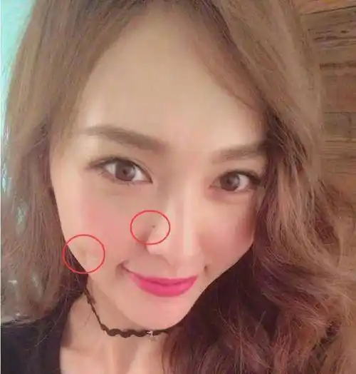 但是如果不认真的话还真是找不出来的,因为他的这颗痣长在他的侧鼻子