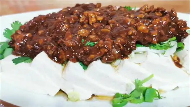 酱泼大豆腐家常做法,豆腐滑嫩酱香浓郁,配上香菜和葱味道特别赞