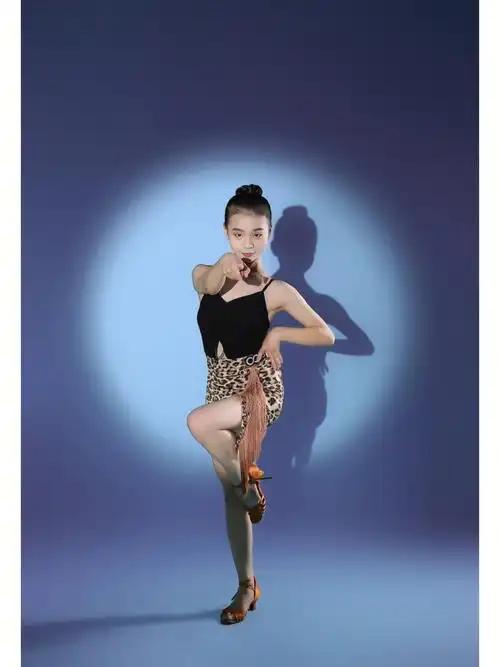 拉丁舞女孩,你所看到的惊艳,都曾经过平庸的历练#舞蹈写真  #拉丁舞