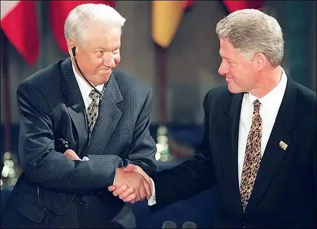 叶利钦葬礼现场:美国前总统老布什与克林顿到场,普京全