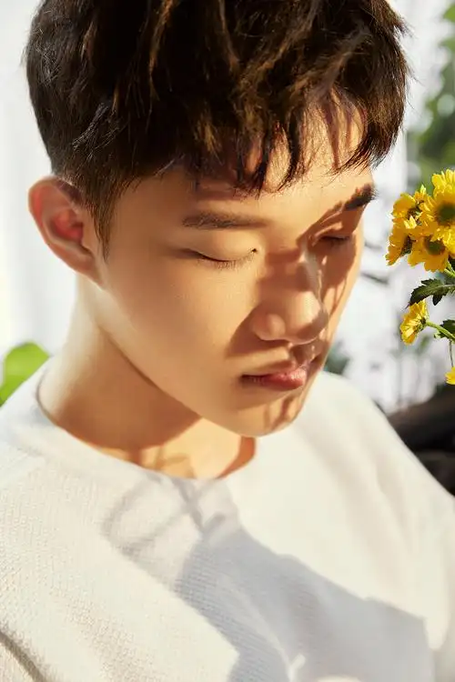 龚锐最新写真曝光 "情人节限定"男友撩人心弦