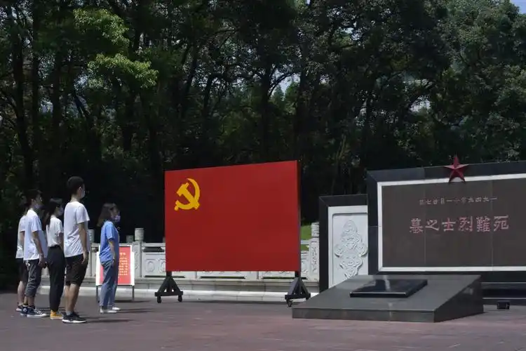 电气团委志愿社会实践团前往重庆歌乐山烈士陵园开展暑期社会实践