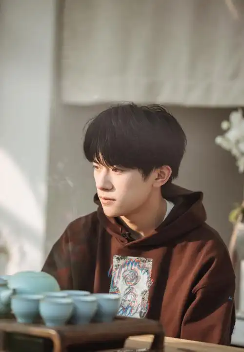 朋友请听好易烊千玺帅气剧照图片