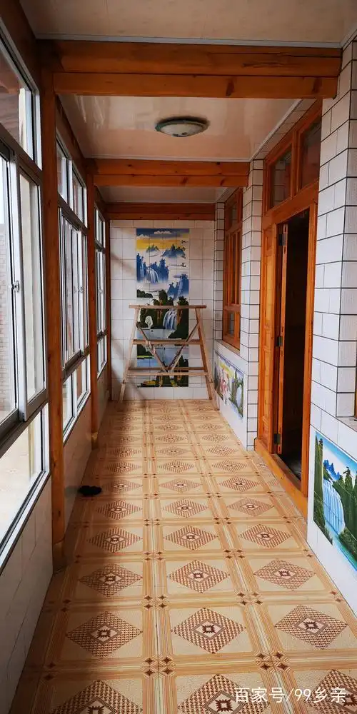 玻璃封闭,柱子贴金装饰的是个走廊,等于风沙被隔在两层门外,屋里就