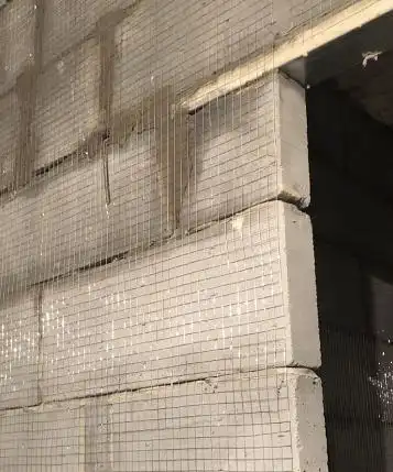 原来砌墙时要挂一层铁丝网墙面几十年不开裂作用太大了