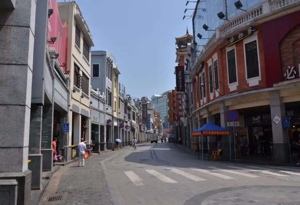 广州一商业步行街曾经繁华人来人往现如今冷清没人愿意来