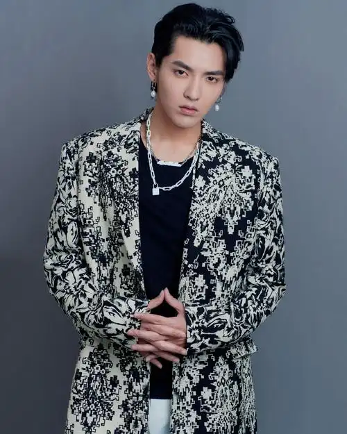 吴亦凡廓形印花风衣帅气写真图片210