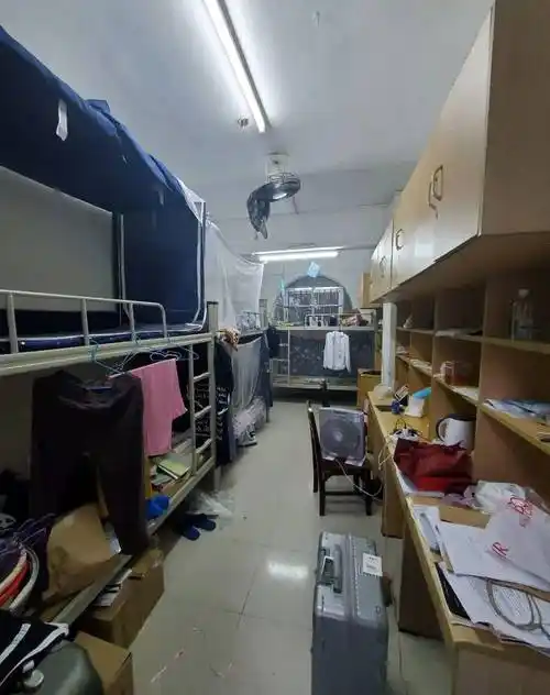 20,21,22栋宿舍为男生宿舍,上床下桌,有空调,有独立卫浴,没有电梯.