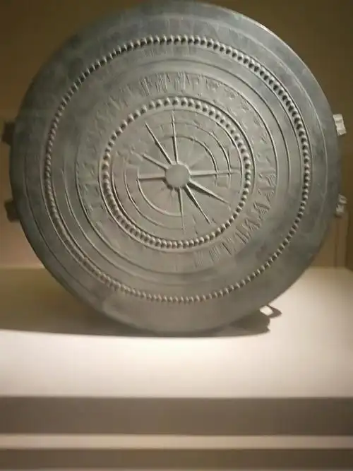 铜鼓,有很多花纹.