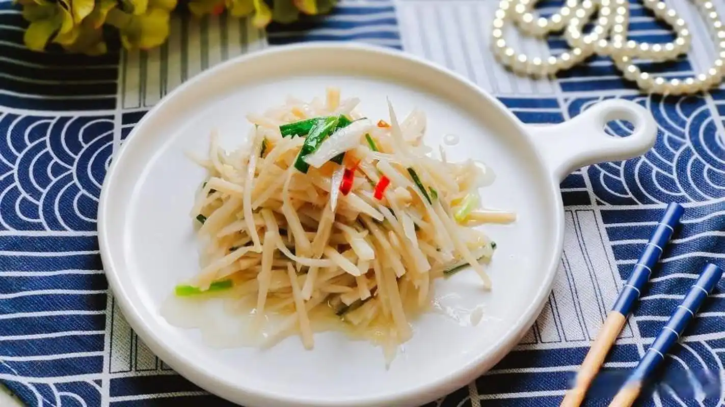 炒藕丝是一道传统的家常菜肴,口感爽脆,营养丰富.