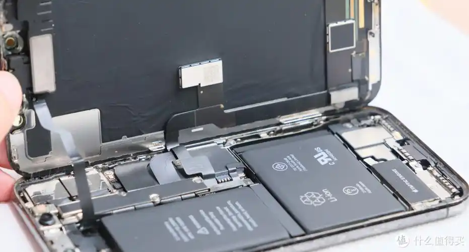 拆机第一步先关机,取下 sim 卡,拧下底部两颗螺丝,用吸盘慢慢拉起屏幕