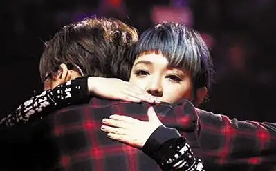 范晓萱拥抱刘维