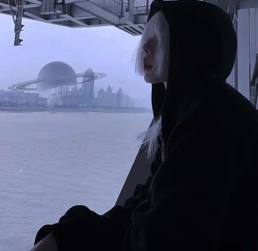 暗色系女生头像