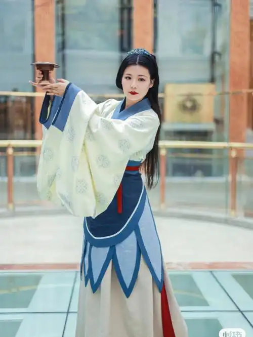 成功get全场最早年代服饰～这件是魏晋南北朝杂裾服～现场好多认成