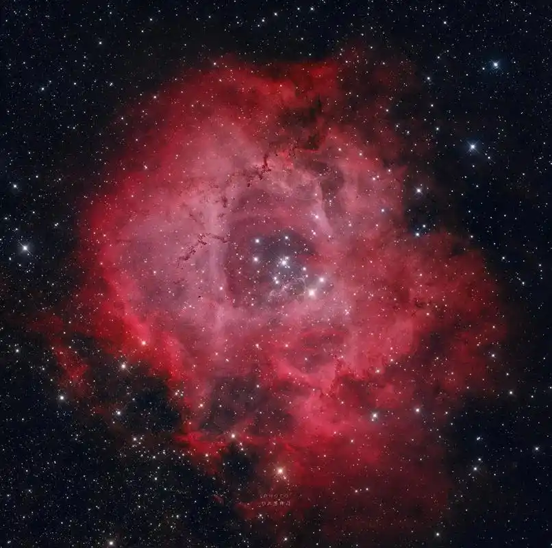 玫瑰星云 它绽放在麒麟座的一个庞大分子云末端,离我们5200光年左右