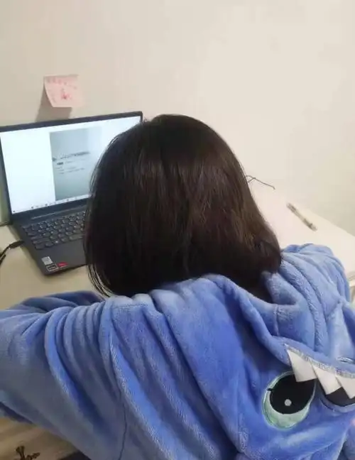 这是孙溥含同学晚上写作业时的场景,从她的背影可以看出她的刻苦努力!